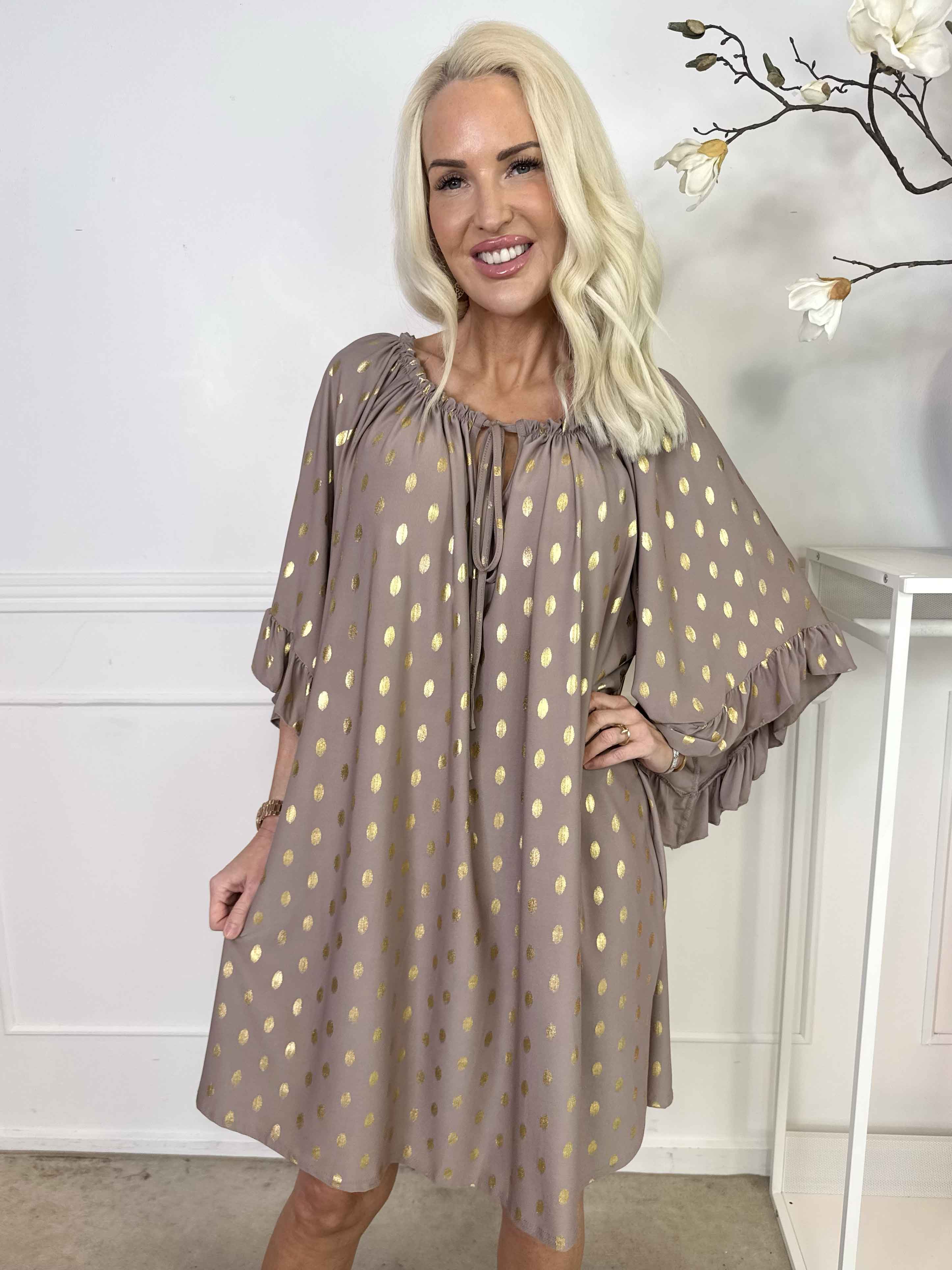 Yasma - Elastisk tunikaklänning med guldprickar och volangärmar